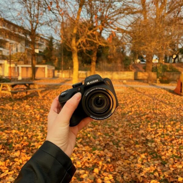 Unleash Your Creativity: The KODAK PIXPRO AZ405-BK 20MP Camera with 40X Zoom and 1080P HD Vlogging Power - Image 10