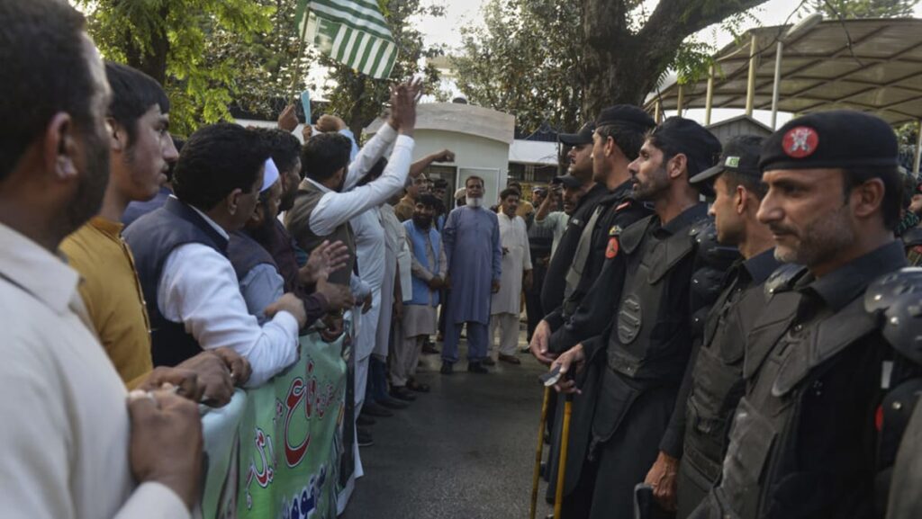 Kashmir: A Fiery Clash Between Indian and Pakistani Forces