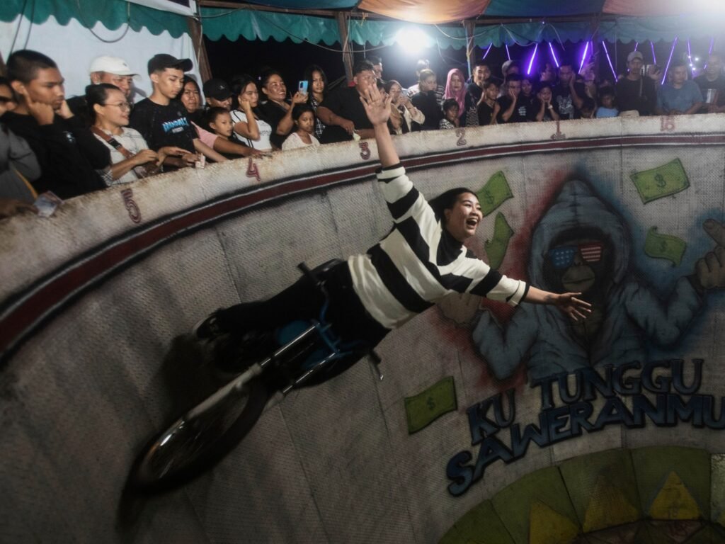 Daredevil biker stuns Indonesia’s night fair crowd with fearless stunts | Women