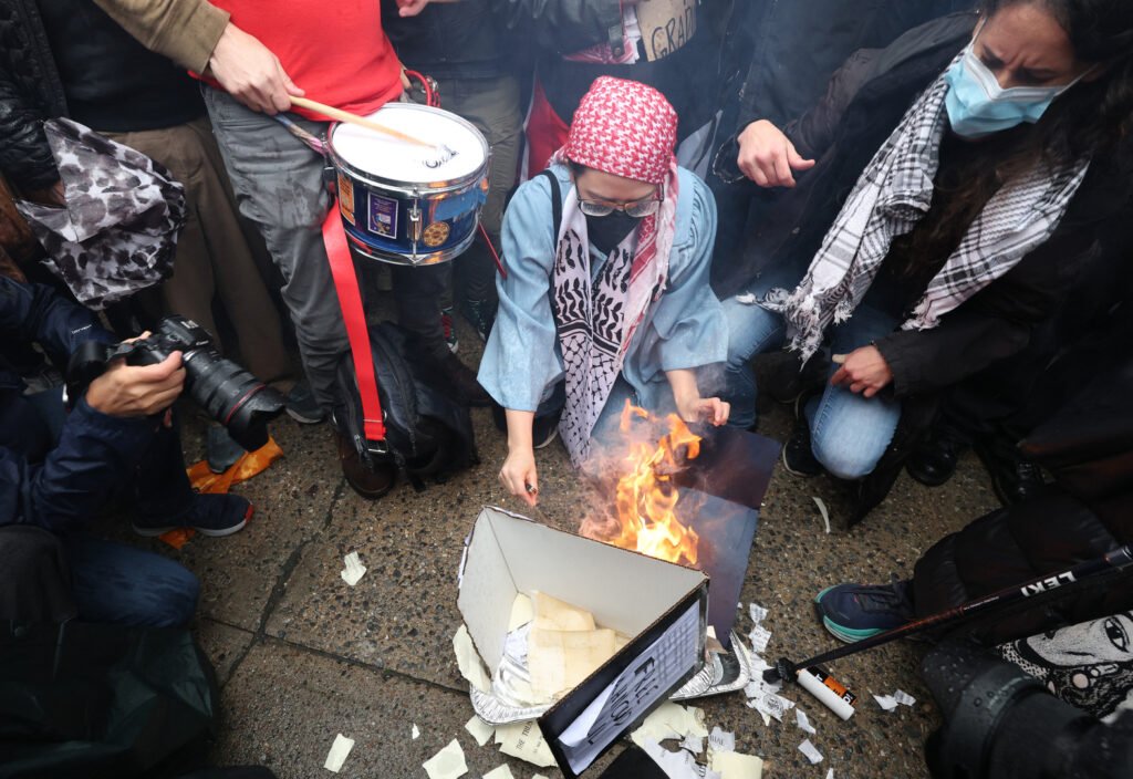 Pro-Palestinian Columbia alumni torch diplomas