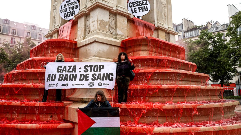 Video: Paris protesters dye fountain red to signify Gaza bloodbath | Gaza