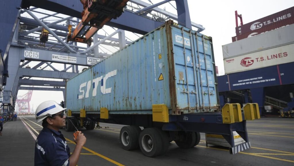 “Indonesia Faces Pressure to Dismantle Trade Barriers as U.S. Tariff Threat Looms, Experts Urge Resilience”