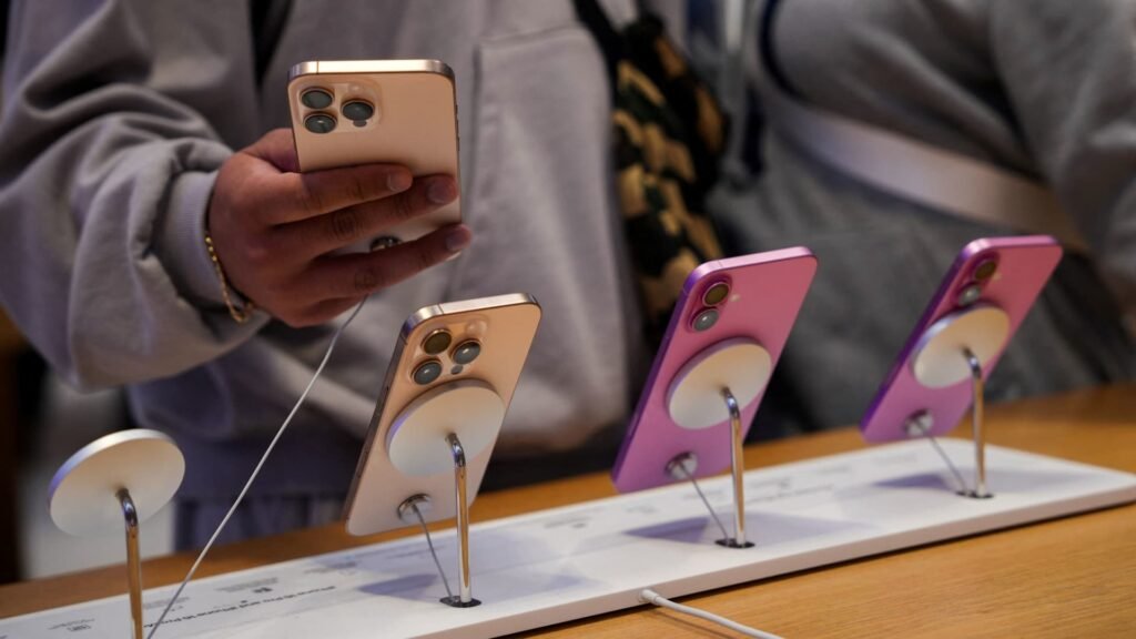 “Analyst Reveals Apple’s Plans for a Groundbreaking Folding iPhone in the Next Year”