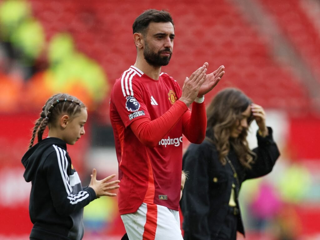 Fernandes Stays Put: Man Utd Star Turns Down Saudi Pro League Offer