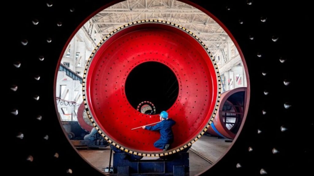 China’s Manufacturing Momentum Slows in May Amidst US Tariff Pressures