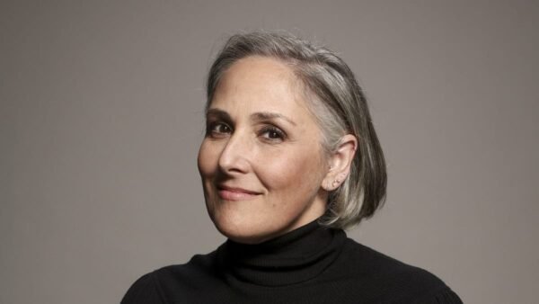 Ricki Lake Unveils Stunning Transformation: Face and Neck Lift Following 30-Pound Weight Loss 10 A photo of Ricki Lake
